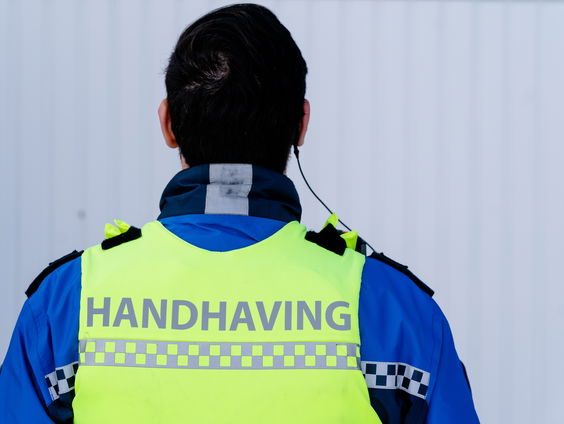 Lokale en landelijke politiek in de clinch over hoofddoek voor boa's