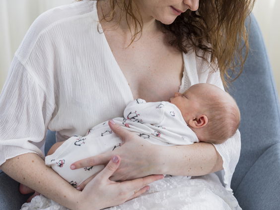Baby's krijgen steeds minder vaak borstvoeding: is dat erg?