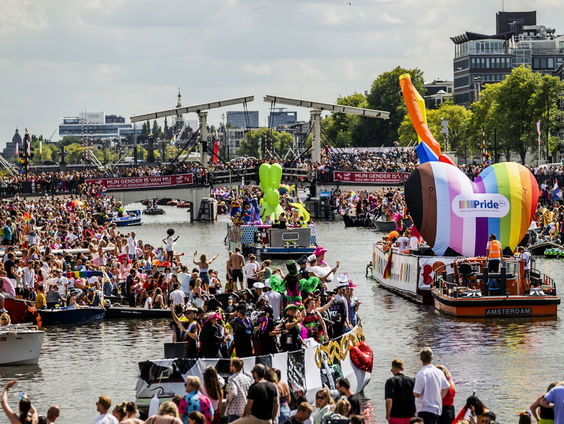 Amsterdam viert feest tijdens Canal Pride Parade