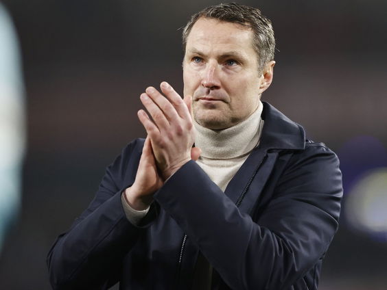 Feyenoord ontslaat trainer Priske wegens 'wisselvallige resultaten en gebrek aan chemie'