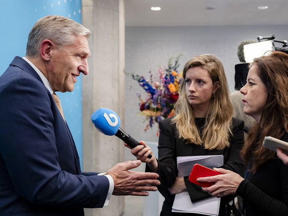 De 'uitgestoken hand' van D66 en het CDA