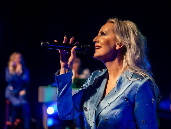 Mandy Huydts zingt vol passie ABBA liedjes in Ahoy Rotterdam