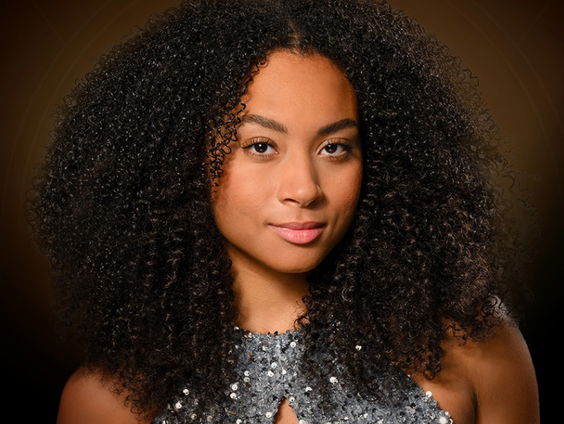 Vannuit de coulissen- Channah Hewitt