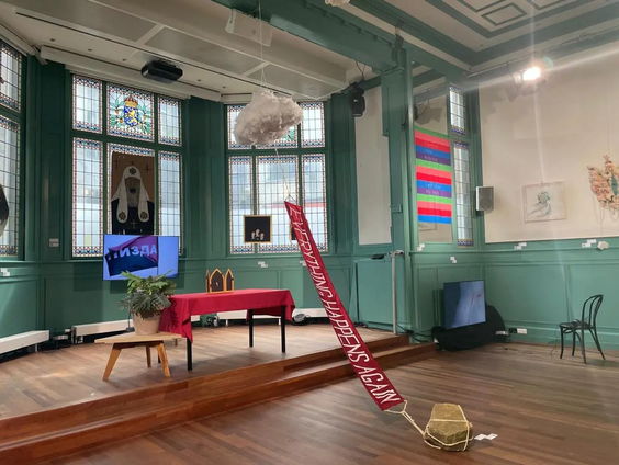 Poetinkritische kunst te zien in Amsterdam