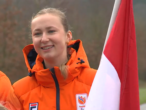 Para-alpineskiër Claire Petit vlaggendrager bij opening Paralympische Spelen