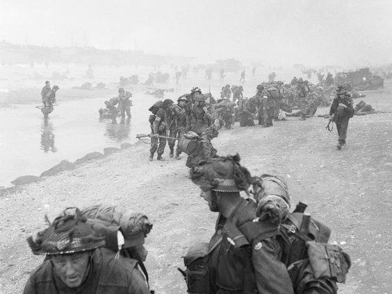 Nieuwe plaquette in Normandië eert Nederlandse bijdrage D-Day