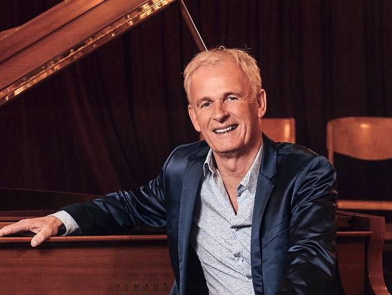 Vanuit de coulissen: Cor Bakker