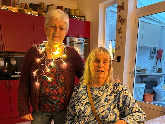 De Ochtend zet mensen in de kerstverlichting: Corry van de Wiel