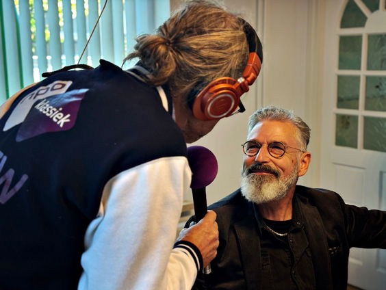 Stembus: Aart Duijst is presentator bij Loco FM in Wezep