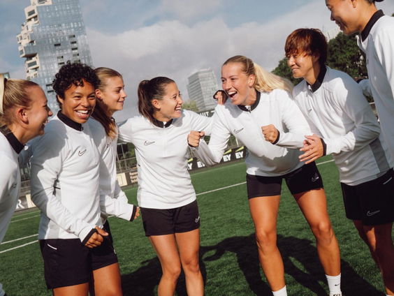 HERA United debuteert als eerste vrouwenclub in het betaald voetbal!