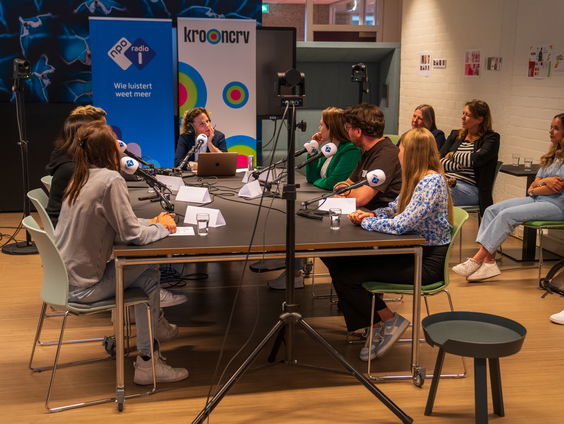 Studenten en docenten MBO gaan met elkaar in gesprek over problemen met mentale gezondheid