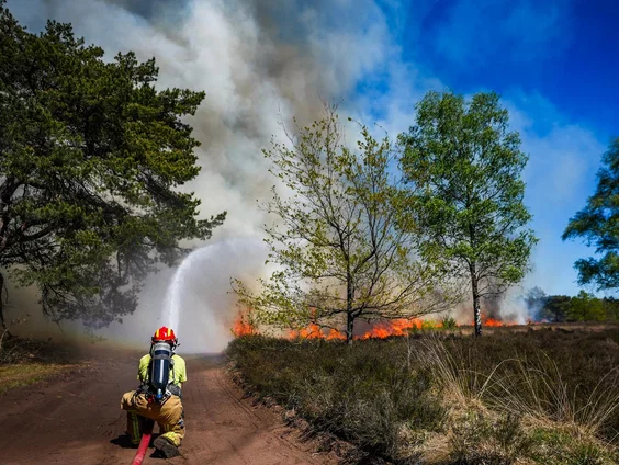 Waarom blijft Defensie oefenen, ondanks het hoge risico op natuurbranden?