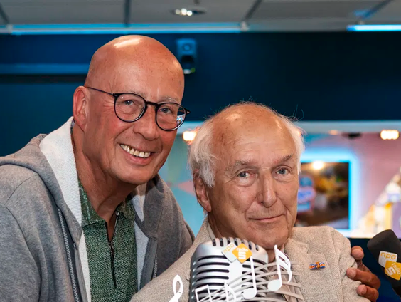 Peter Koelewijn ontvangt de NPO Radio 5 Evergreen Award