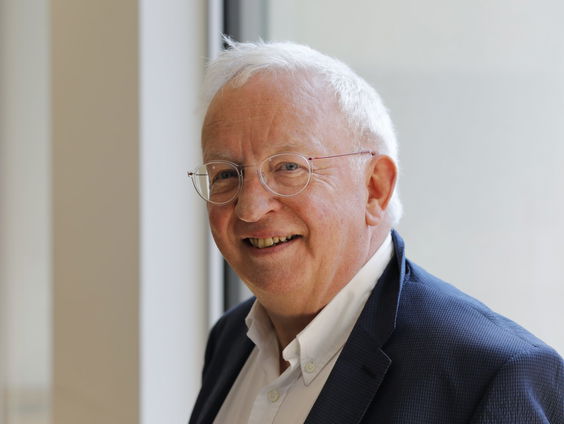 Wiekent Edward Gregson?