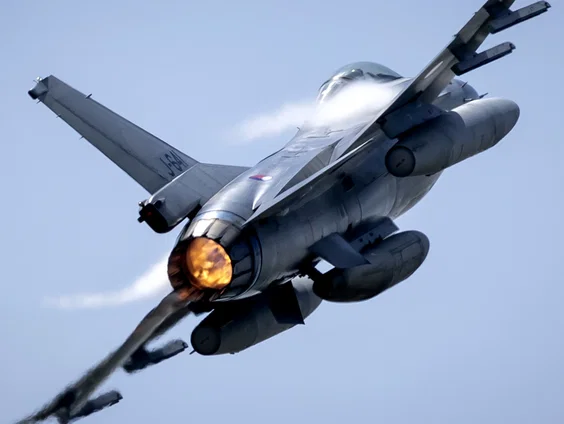 'Maatregelen na bijna-botsing F-16 en lesvliegtuig onvoldoende en te vaag'