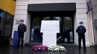 Tien jaar na Bataclan: Frankrijk herdenkt de slachtoffers van aanslag