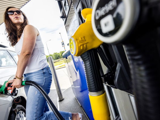 Benzineprijs omhoog om bezuinigingen in openbaar vervoer te verzachten