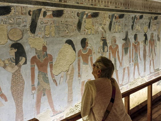 Waarom steekt Egypte zoveel tijd in de restauratie van de graftombe van farao Amenhotep III?