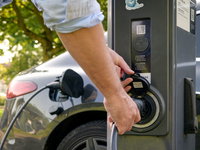 De weg als stopcontact voor elektrische auto's