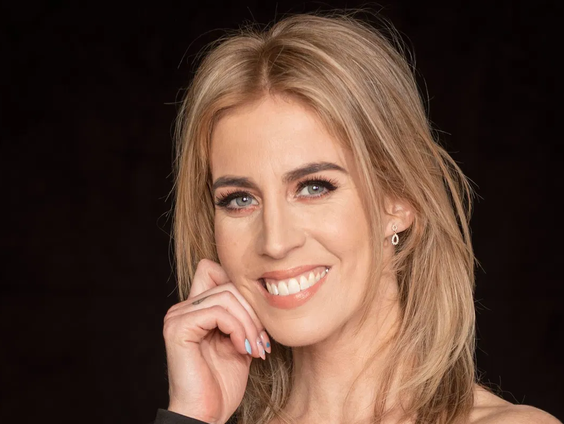 Elske DeWall eert haar muzikale voorbeelden in het theater