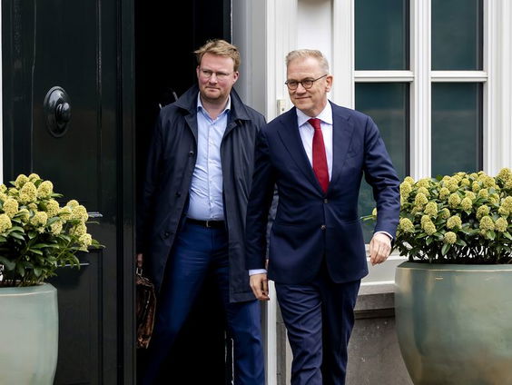 Plan minister Bruins: publieke omroep op de schop, NTR mogelijk van de buis