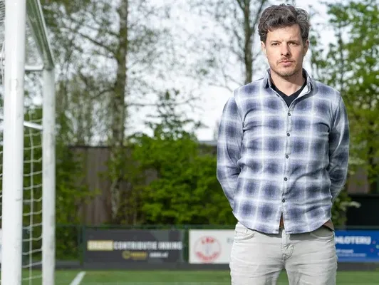 Filemon Wesselink volgde een voetbalteam van gevangenen