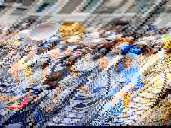 Rituelen tijdens Keti Koti: ‘De kracht van je voorouders kan je gebruiken om een beter mens te zijn’