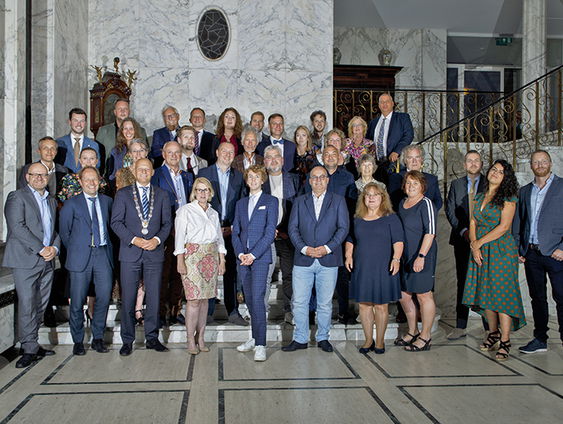 Zes partijen, van links tot rechts: Vlaardingen laat zien dat brede coalities wél kunnen werken