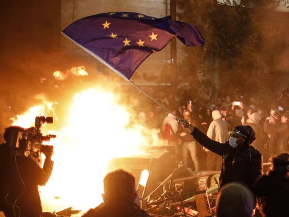 Massale protesten in Georgië tegen stopzetting EU-toetredingsgesprekken