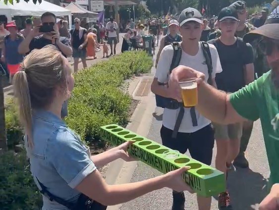 Tim en zijn vriendin delen gratis bier uit tijdens de Vierdaagse