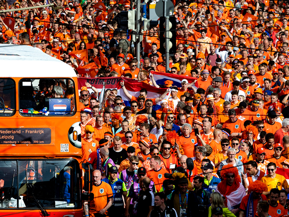 Oranjebus maakt zich klaar voor WK in Amerika, Canada en Mexico