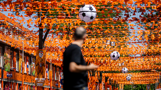 Oranjestraat klaar voor WK, ondanks discussie over versiering
