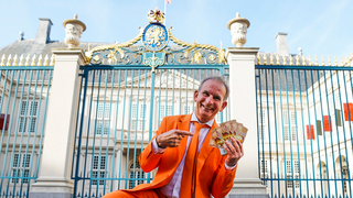 Johan Vlemmix slaapt op Koningsnacht bij radio-dj Marcel de Vries in Dokkum