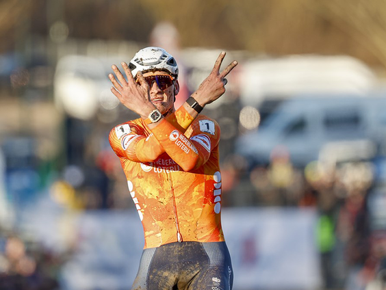 Het Sportweekend met Floris Prenger: Ajax wint klassieker en Van der Poel pakt zevende wereldtitel