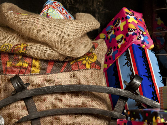 De Sint verrast Marcel en Tinia met cadeautjes en gedichten