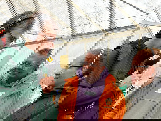 Henk van Steeg helpt in Rijswijk de bankjes opknappen!