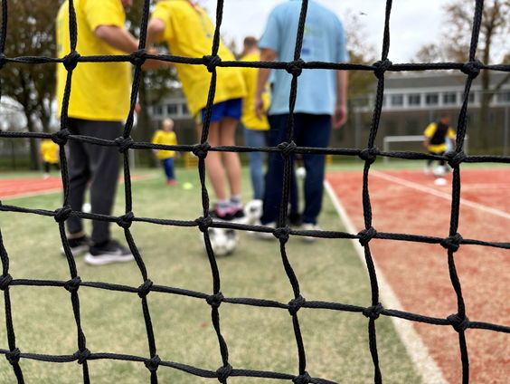 Voetballen met je vader in de gevangenis, tijdens het herfstkamp kan het