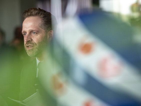 Hugo de Jonge investeert 18 miljoen in de Friese taal. Goed initiatief, of overdreven?