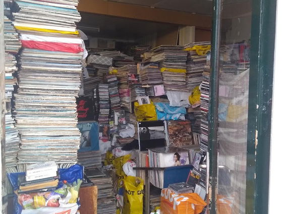 Hans van Hoffe heeft al 30 jaar de meest onoverzichtelijke platenzaak van Nederland in Rotterdam