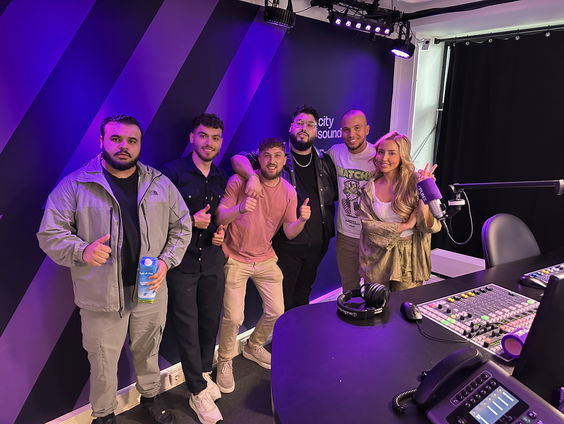 Deze heren maken je dag door samen een dansje te doen