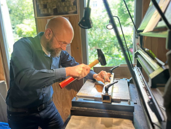 Duitse Alexander maakt struikelstenen om slachtoffers van de Tweede Wereldoorlog te herdenken