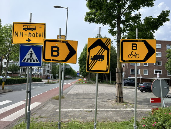 Een oerwoud aan verkeersborden zorgt voor verwarring