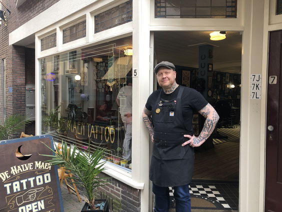 Thuis tatoeëren populair bij jonge garde: "Dan moet er toch maar weer een zwarte panter over heen"