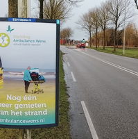 Kees Veldboer jr. ontvangt de koning voor Stichting Ambulance Wens