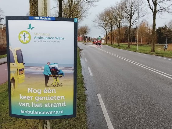 Kees Veldboer jr. ontvangt de koning voor Stichting Ambulance Wens