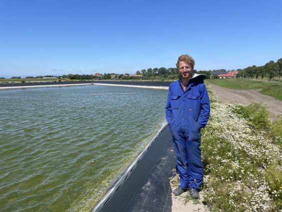 Hoe kunnen we water vasthouden? Deze boer slaat zelf water op in een groot bassin
