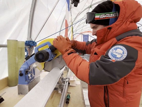 Wetenschappers halen ijskern van bijna 3 kilometer uit Antartische ijskap