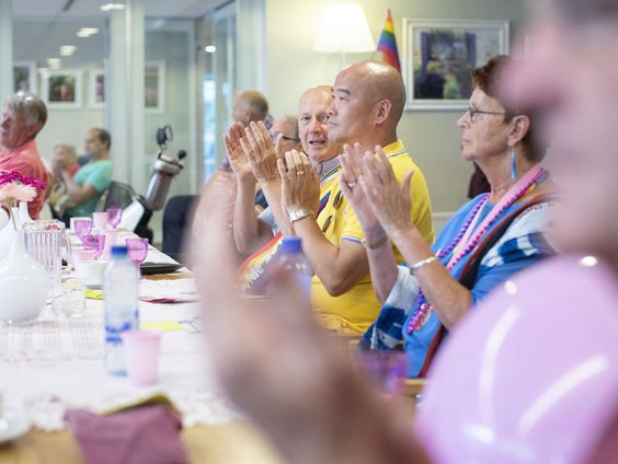 Wat kunnen zorginstellingen doen om angst bij oudere LHBTI'ers weg te nemen?
