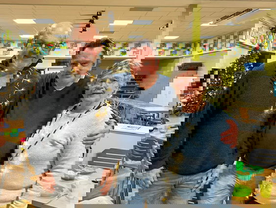 De Ochtend zet mensen in de kerstverlichting: vrijwilligers van de Hofstadkerk