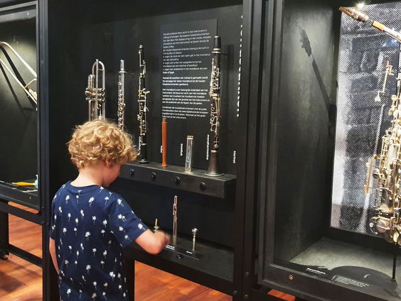 Irma van Helvert gidst ons door het Kessels Museum in Tilburg